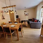 Modern Mountain 4 - An Der Skipiste *