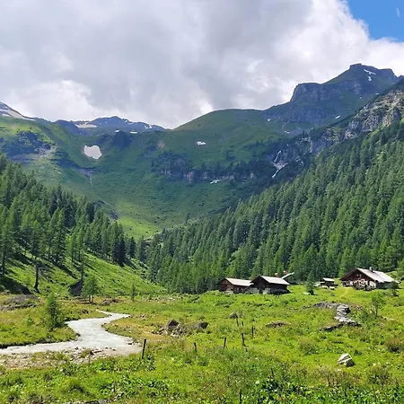 Modern Mountain 4 - An Der Skipiste *