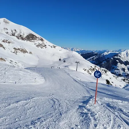 Modern Mountain 4 - An Der Skipiste *