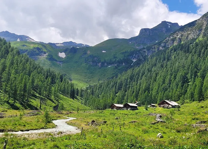 Modern Mountain 4 - An Der Skipiste *